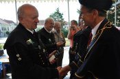 Kamarádi Brázda a Bernard přebírají ocenění