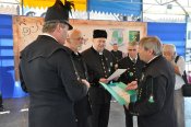 Zástupci Stříbra předávají medaile